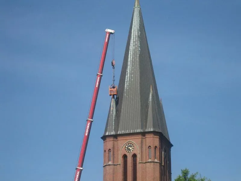 Arbeitskorb an einem Kirchturm