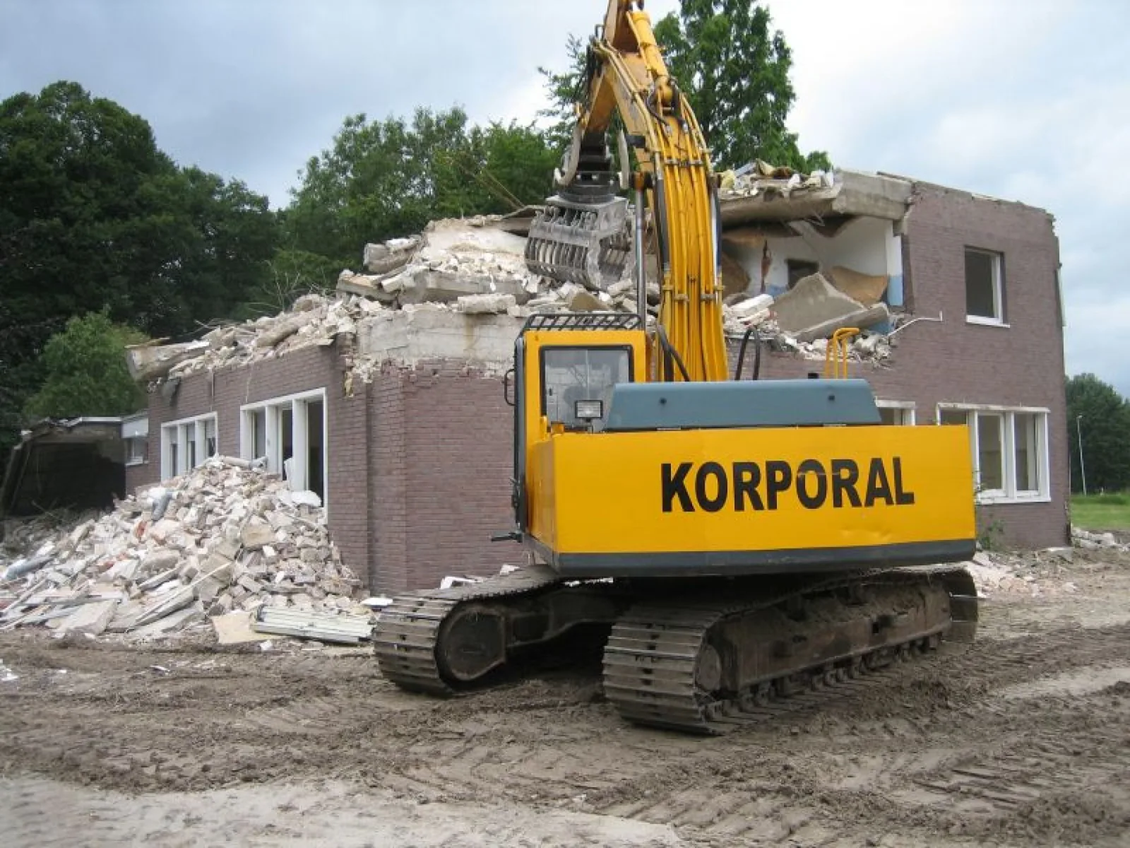 Korporal Abbruchbagger beim Rückbau eines Gebäudes