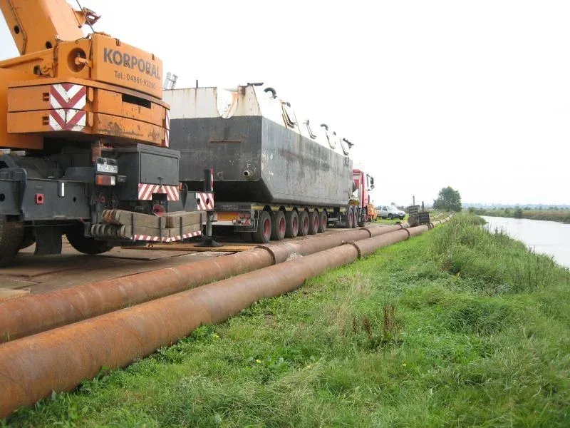 Korporal Schwertransport mit Tiefbettauflieger auf einer Landstraße