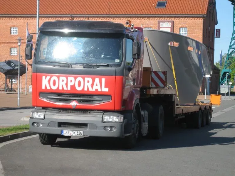 Kranarbeiten an einem Gebäude