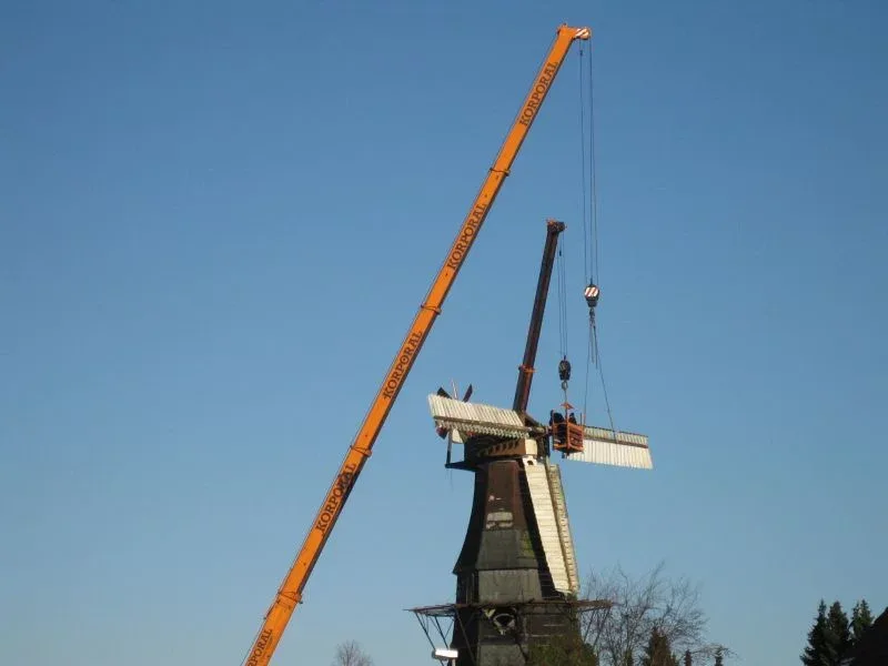Kranarbeiten an einer Windmühle