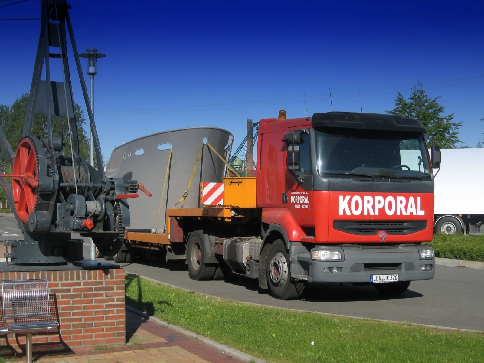 Roter Korporal LKW mit Bootstransport
